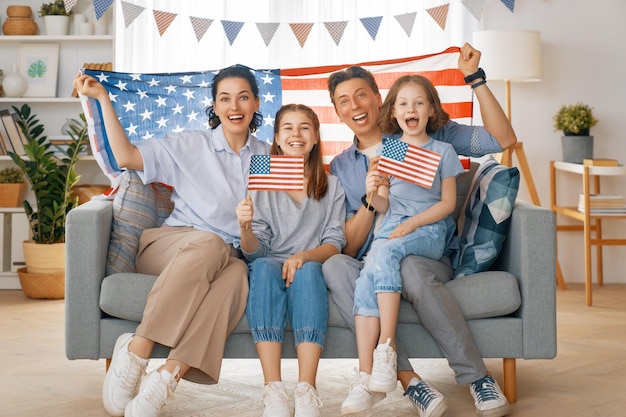 Familie mit amerikanischer Flagge