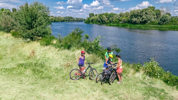 Familie mit dem Fahrrad im Freien