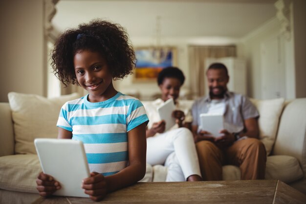 Familie mit digitalem Tablet im Wohnzimmer