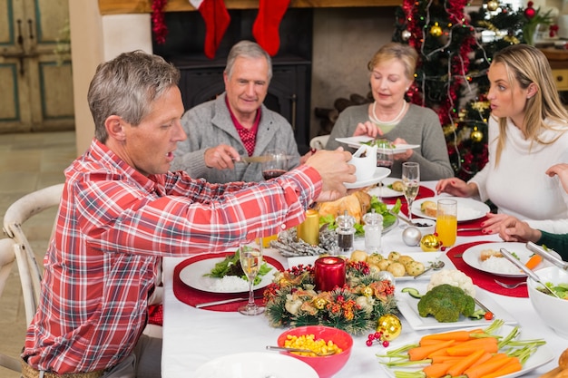 Familie mit drei Generationen, die zusammen Weihnachten isst