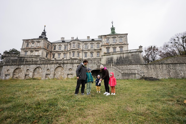 Familie mit drei Kindern besuchen Schloss Pidhirtsi Lemberg Region Ukraine