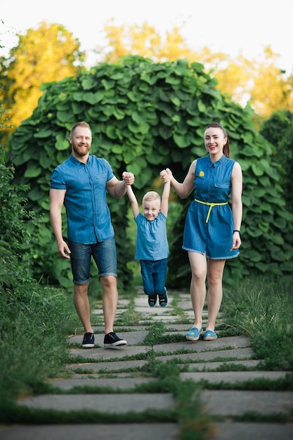 Foto familie mit einem picknick im park papa, mutter, sohn platz für text