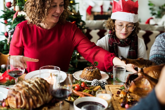 Foto familie mit einem weihnachtsessen