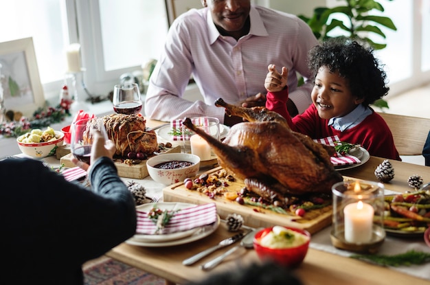 Familie mit einem Weihnachtsessen