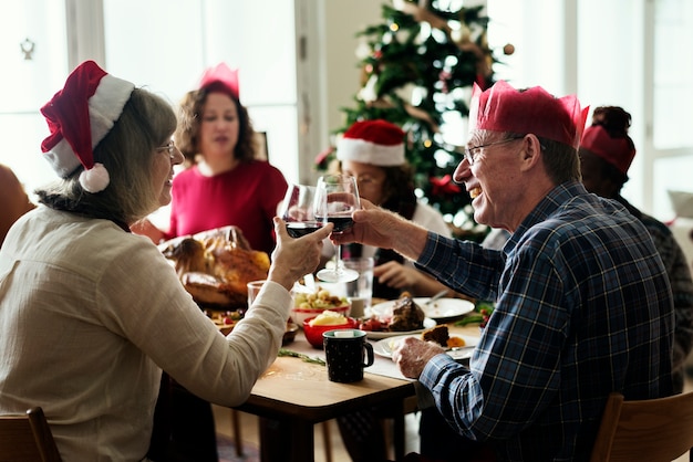 Familie mit einem Weihnachtsessen