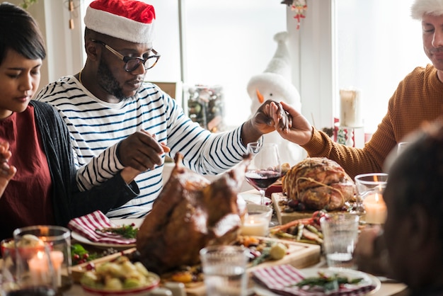 Familie mit einem Weihnachtsessen