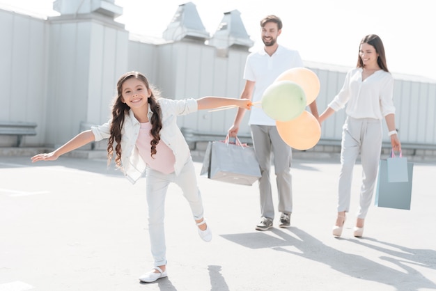 Familie mit Einkaufstüten laufen.