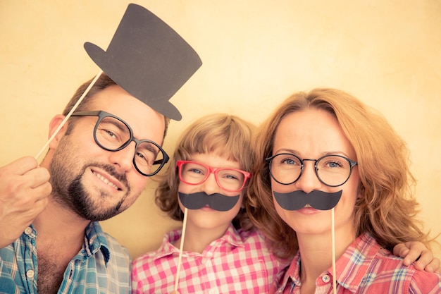 Foto familie mit falschem schnurrbart