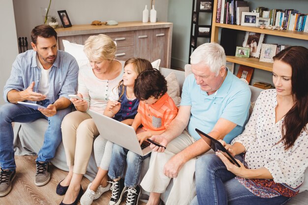 Foto familie mit großeltern mit technologie