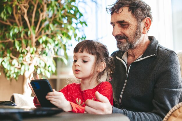 Familie mit Handy