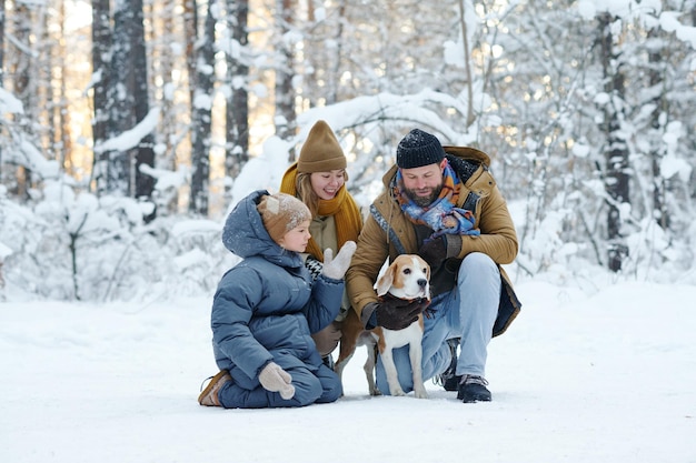 Familie mit Hund im Freien spazieren