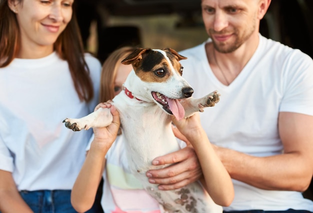 Familie mit ihrem Hund