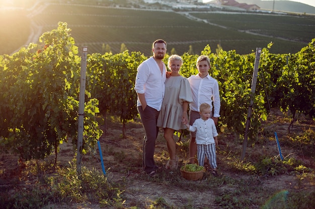 Familie mit Kindern im Weinberg