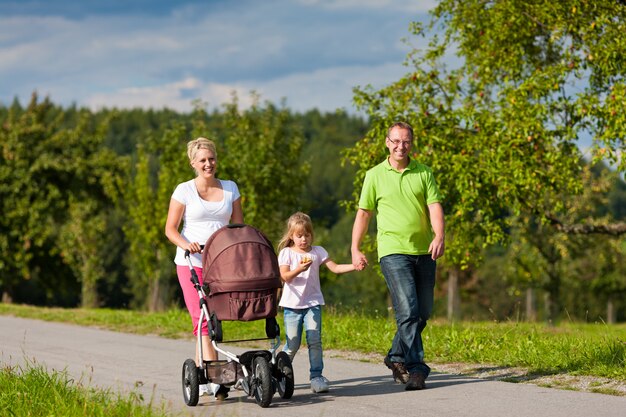 Familie mit kindern zu fuß