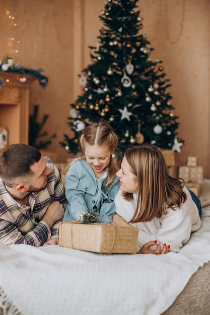 Familie mit kleiner Tochter zusammen an Weihnachten