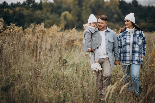 Familie mit kleiner Tochter zusammen bei herbstlichem Wetter Spaß