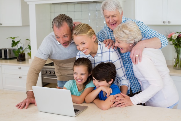 Familie mit Laptop in der Küche