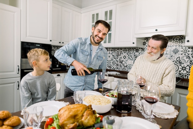Familie mit mehreren Generationen, die Thanksgiving feiert