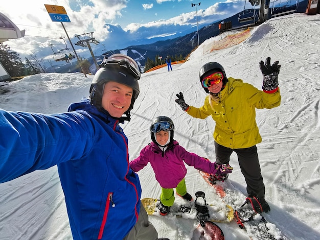 Familie mit Snowboard