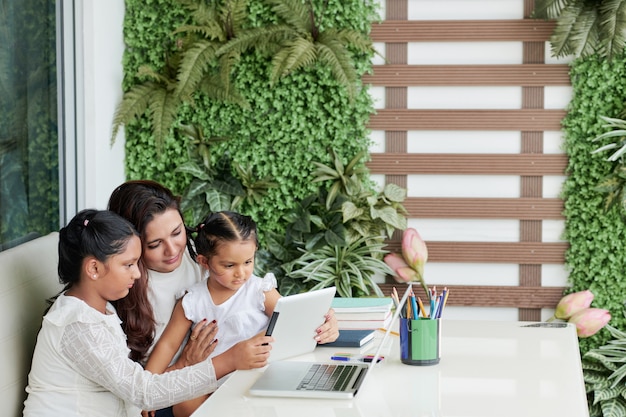 Familie mit Tablet-PC im Freien