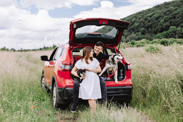 Familie mit Tieren in der Natur auf dem Hintergrund seines Autos