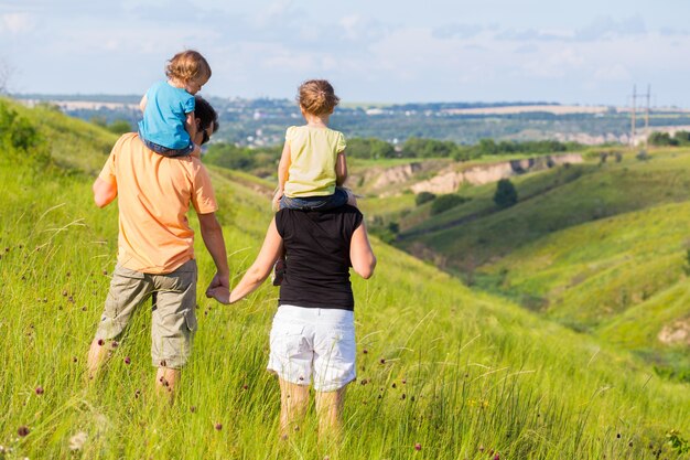 Familie mit Töchtern im Freien