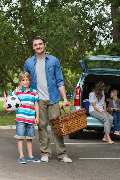 Familie mit zwei Kindern am Picknick