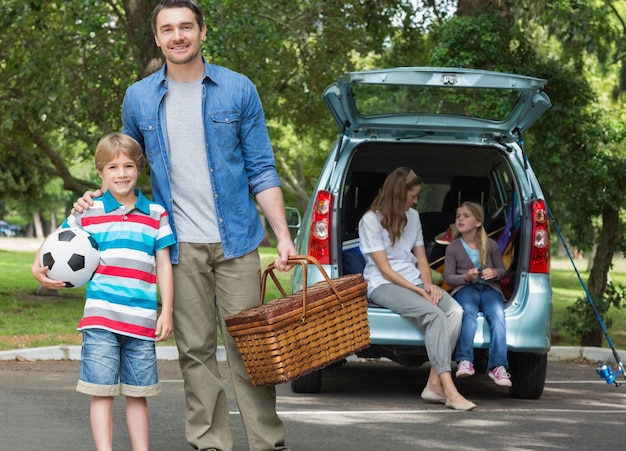 Familie mit zwei Kindern am Picknick