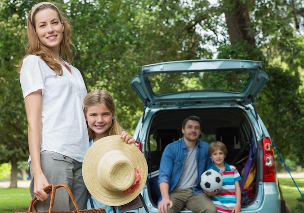 Familie mit zwei Kindern am Picknick