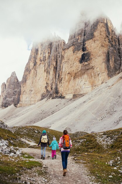 Familie - Mutter und zwei Schwestern Mädchen Wanderer in den Bergen Dolomiten, Italien. Drei Zinnen von Lavaredo