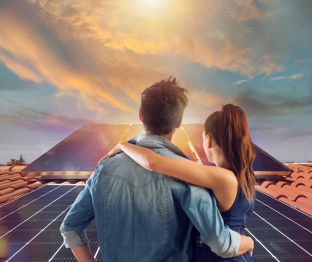 Familie nutzt erneuerbares Energiesystem mit Sonnenkollektor