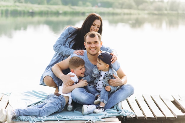 Familie Papa Mama und Kinder in der Nähe des Flusses