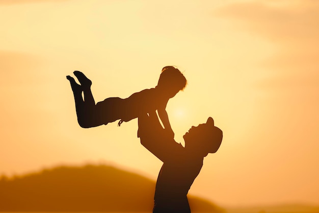 Familie, Reisen, Strand, Entspannung, Lifestyle, Urlaubskonzept. Familie, die ein Picknick genießt. Vater trägt seinen Sohn am Strand bei Sonnenuntergang im Urlaub.