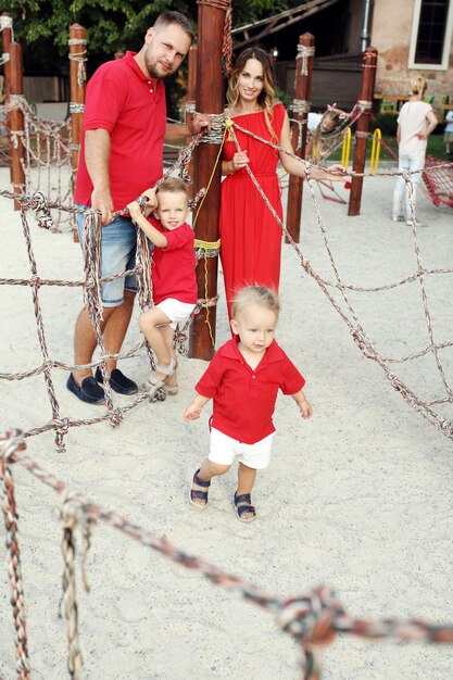 Familie ruht sich in einem Vergnügungspark aus