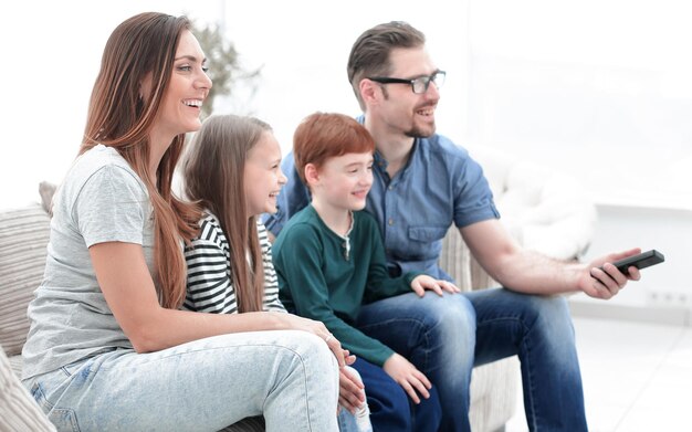 Familie schaut im modernen Wohnzimmer fern