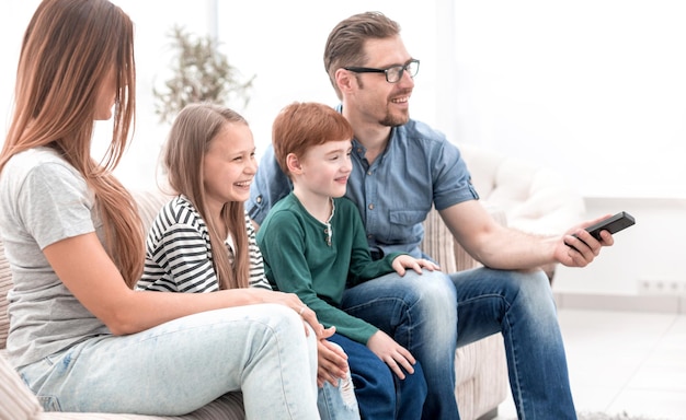 Familie schaut im modernen Wohnzimmer fern