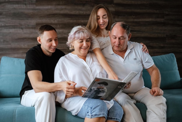 Familie schaut sich Familienfotoalbum an