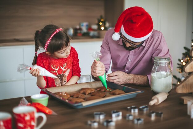 Familie schmückt Weihnachtsplätzchen