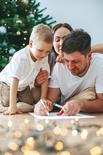 Familie schreibt einen Brief an den Weihnachtsmann