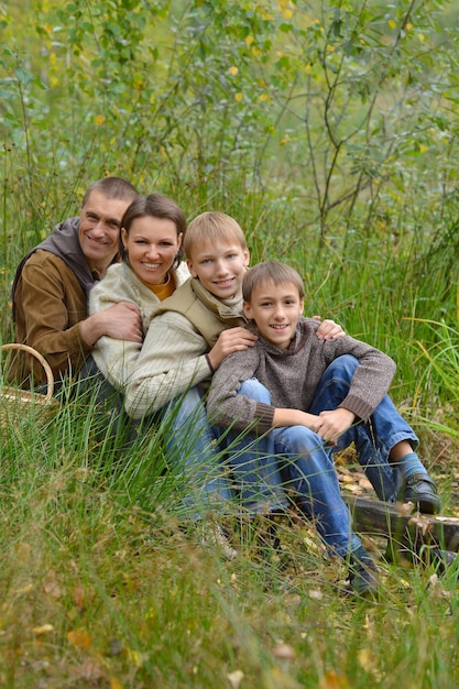 Familie sitzt im Park