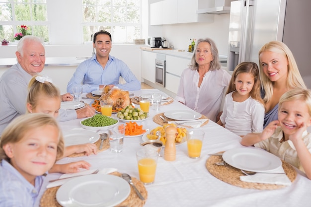 Familie sitzt zum Abendessen