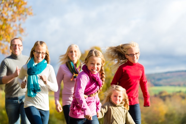 Familie spazieren im Herbstwald