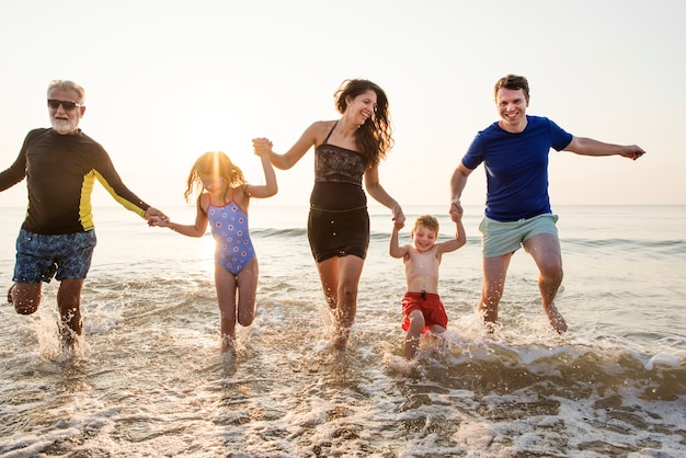 Familie spielt am Strand