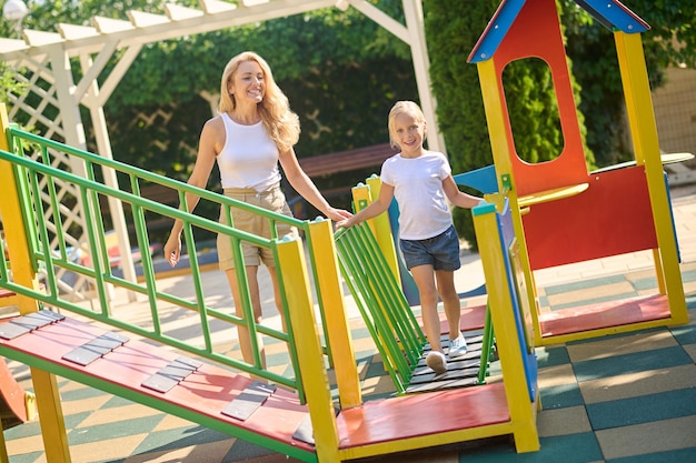 Familie spielt auf dem Spielplatz und fühlt sich genossen