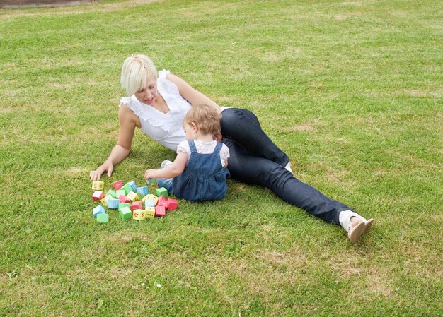 Familie spielt im Garten