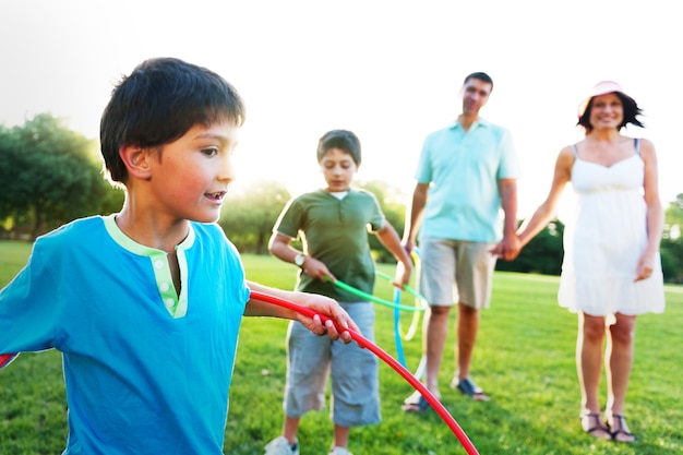 Familie spielt im Park