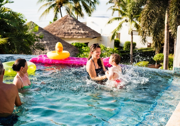 Familie spielt in einem Pool