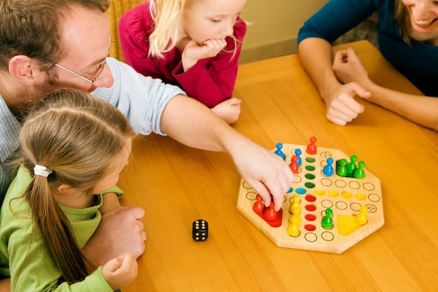 Familie spielt Ludo zusammen