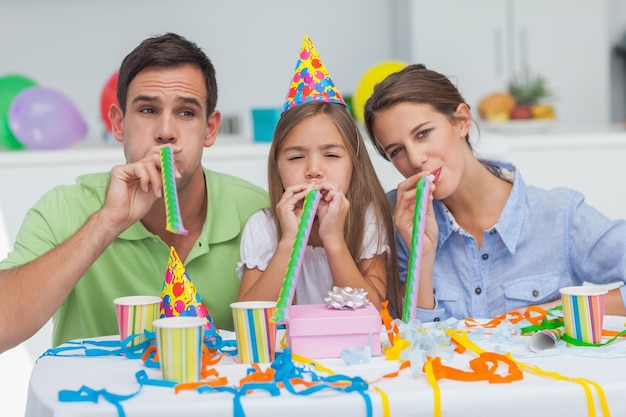 Familie spielt mit partyhörnern