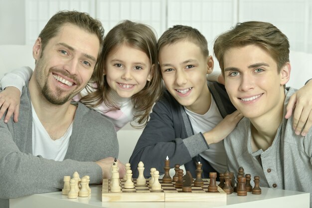 Familie spielt Schach auf einem Tisch zu Hause